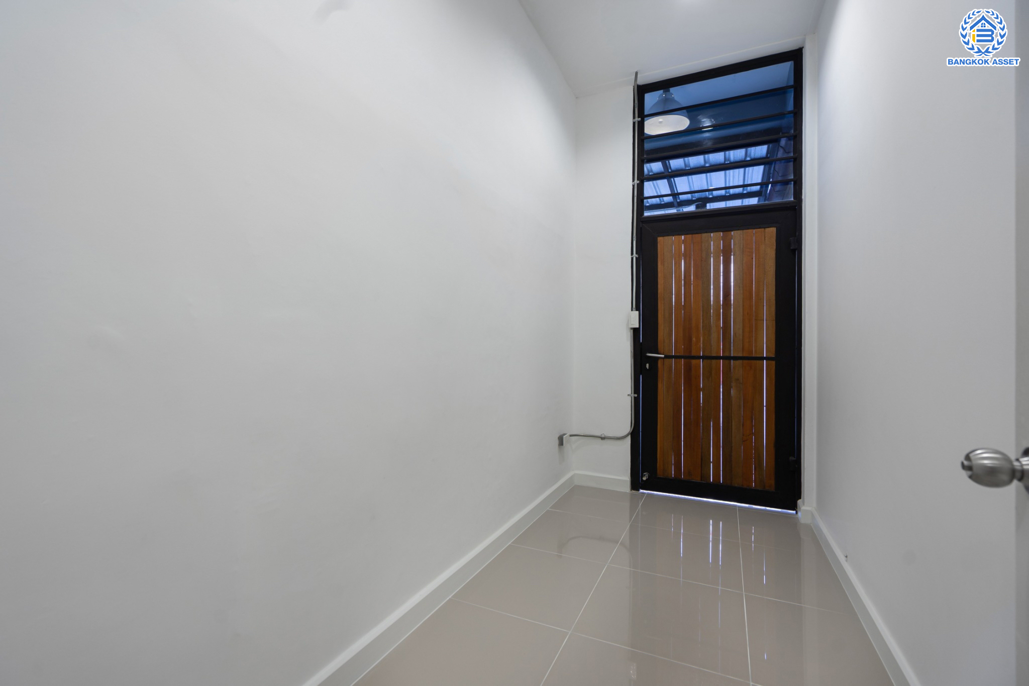 บ้านมือสองตกแต่งใหม่ ม.ซื่อตรง รัตนาธิเบศร์ หลังมุม หน้าโครงการติดรถไฟฟ้า "สถานีไทรม้า"!! เนื้อที่ 34 ตร.ว. ฟังก์ชัน 3 ห้องนอน 3 ห้องน้ำ 1 ห้องอเนกประสงค์ 1 ที่จอดรถ เชื่อมต่อได้หลายเส้นทาง ใกล้ เซ็นทรัลรัตนาธิเบศร์ และทางด่วน "งามวงศ์วาน"